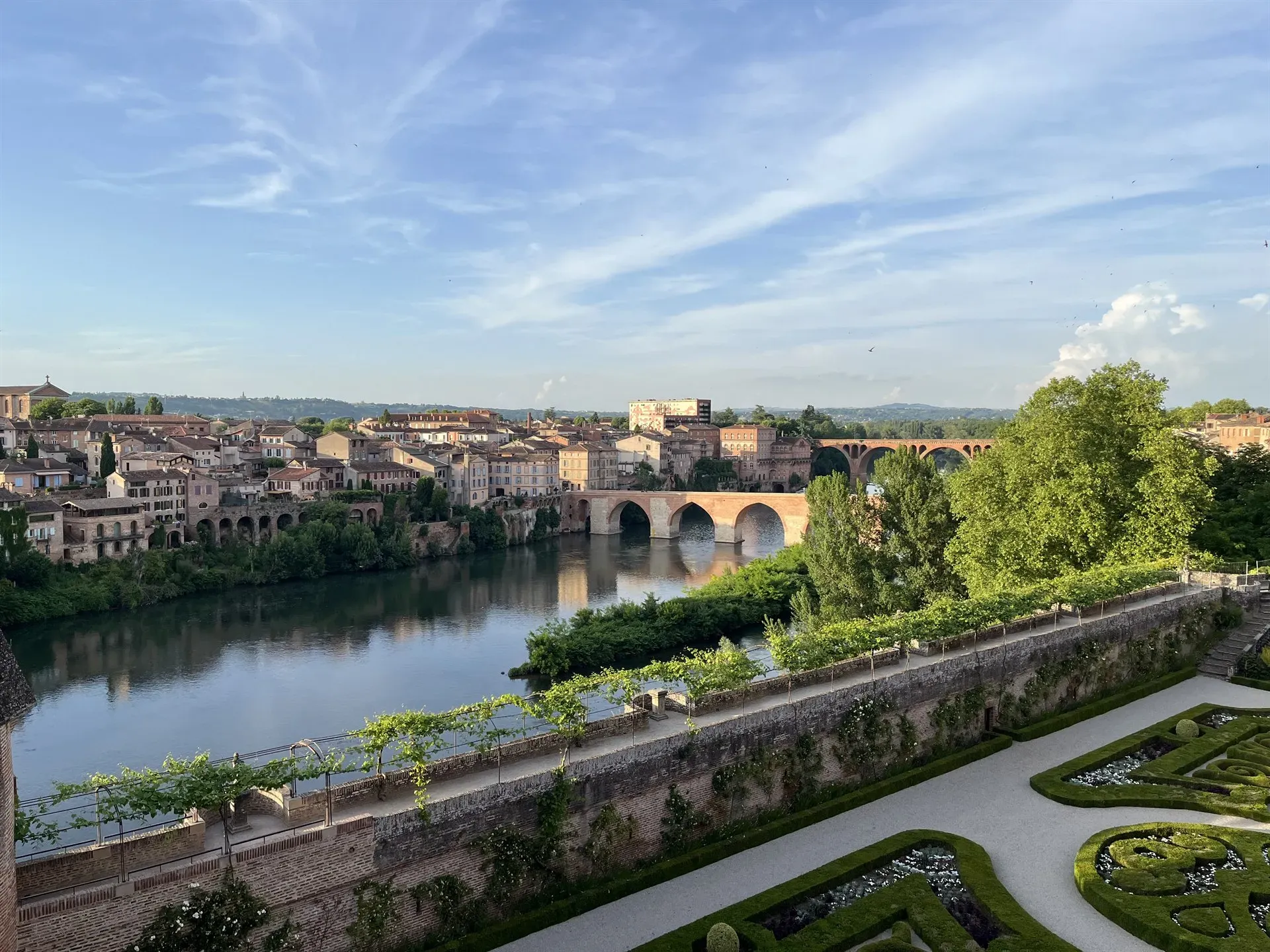 Vue sur le Tarn, le Pont-Vieux et la ville d'Albi
