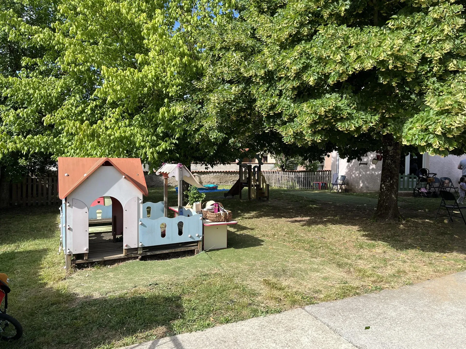 Jardin et aire de jeux de la crèche associative Bulles de Savon à Albi