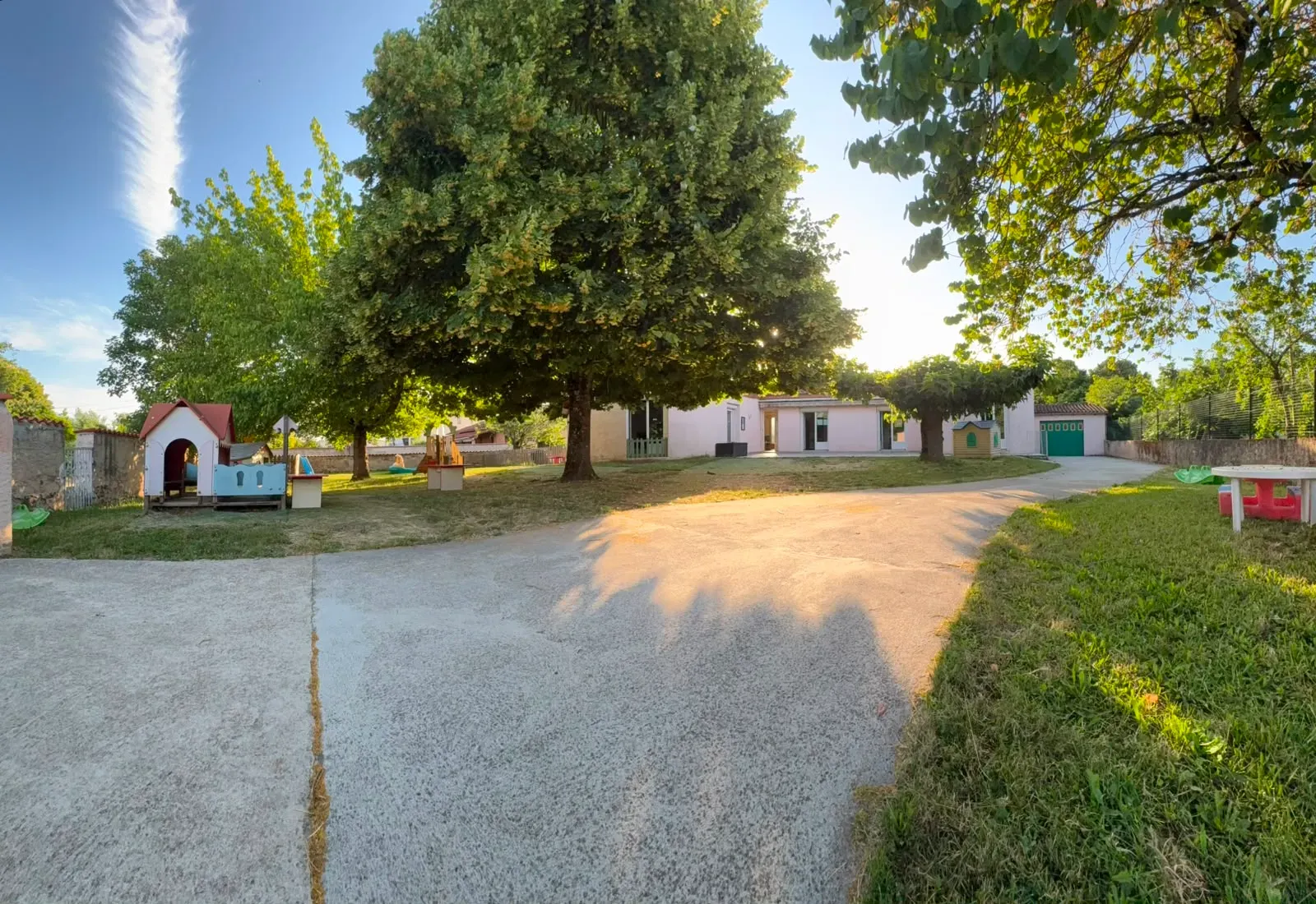 Jardin et aire de jeux de la crèche associative Bulles de Savon à Albi